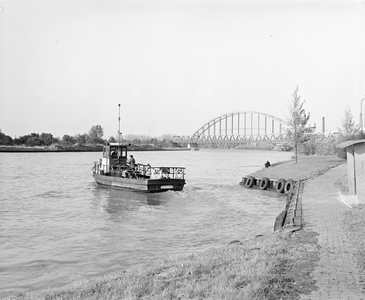 884529 Afbeelding van het vertrek van het voetveer over het Amsterdam-Rijnkanaal te Utrecht, bij de aanlegplaats aan de ...
